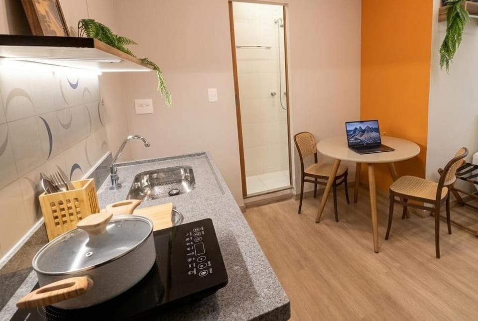 New Studio, 2 min from the Ferries, Fast Wi-Fi, Air Conditioning and TV Apartment in Niterói