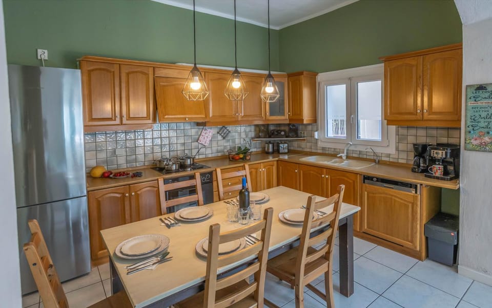 Kitchen or kitchenette, Dining area, dishwasher, oven, pet friendly, stove