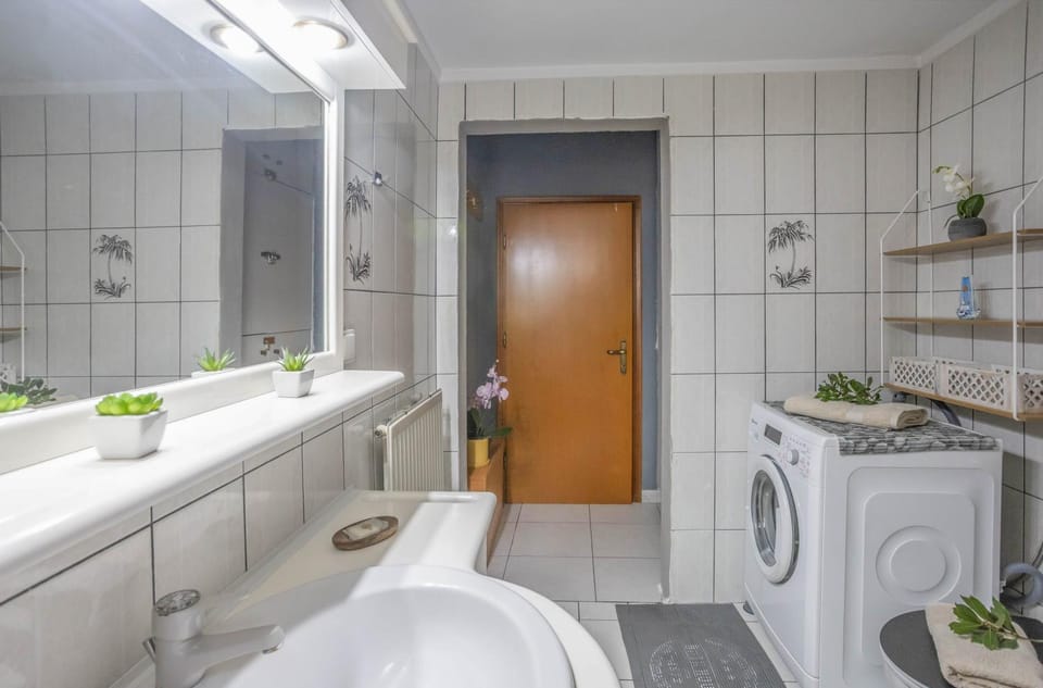 Toilet, Bathroom, towels, washing machine