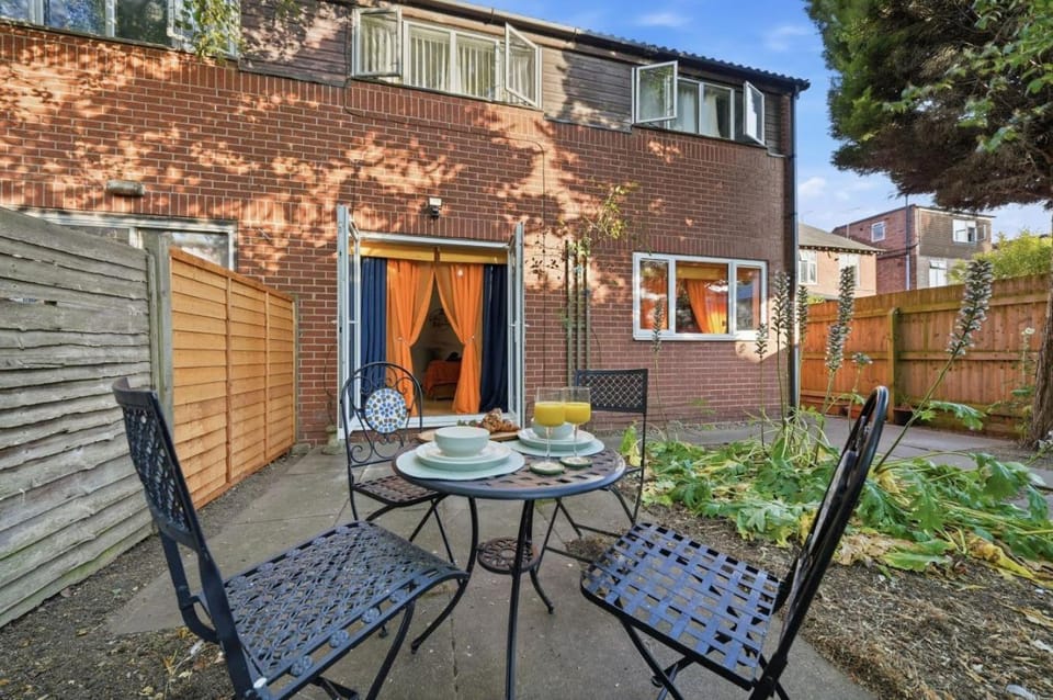 Property building, Nearby landmark, Garden, Garden, Garden view, Garden view, group of guests, group of guests, Parking