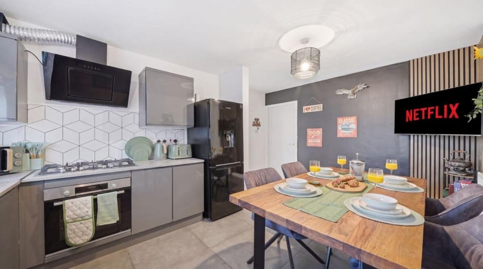 TV and multimedia, Kitchen or kitchenette, Seating area, Dining area, internet, oven, pet friendly, stove, toaster