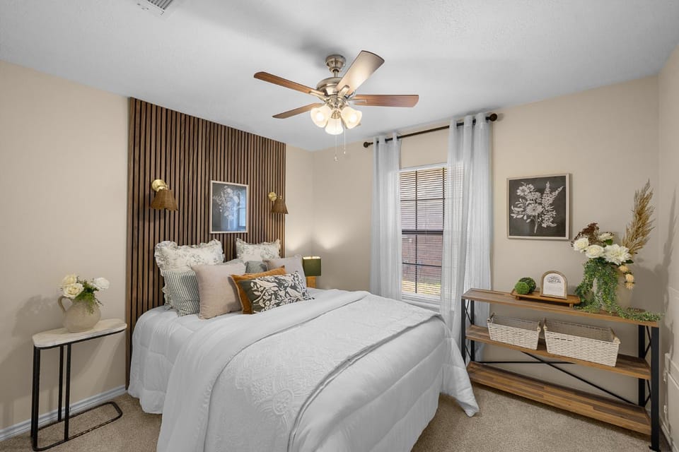 Wolf Pen Creek Retreat #B, 3BD 2BA, Workspace, Washer and Dryer, Parking House in College Station