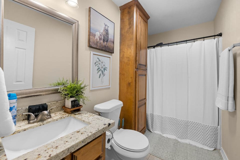 Wolf Pen Creek Retreat #B, 3BD 2BA, Workspace, Washer and Dryer, Parking House in College Station