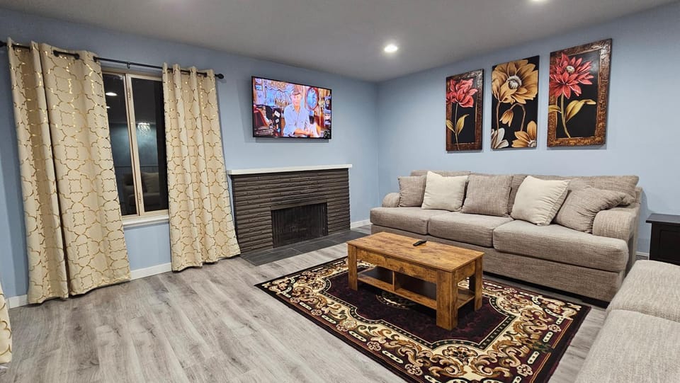 Communal lounge/ TV room, TV and multimedia, Living room, Seating area, Evening entertainment