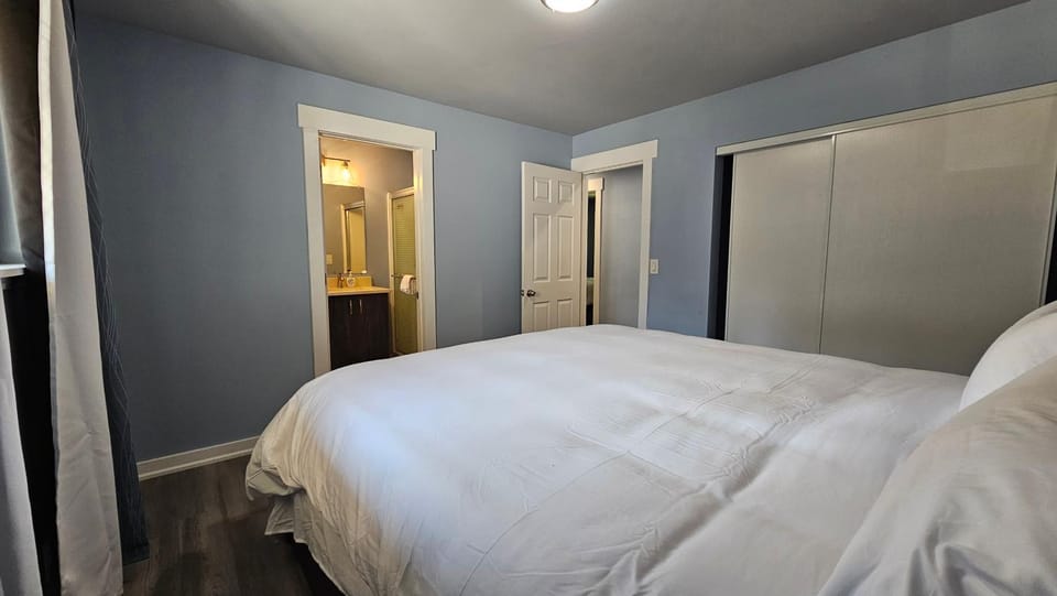 Bed, Photo of the whole room, Bedroom, wardrobe