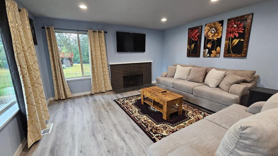 Communal lounge/ TV room, TV and multimedia, Living room, Seating area, Evening entertainment