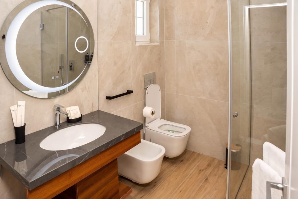 Shower, Toilet, Bathroom, bidet, towels