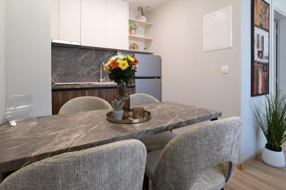 Kitchen or kitchenette, Dining area