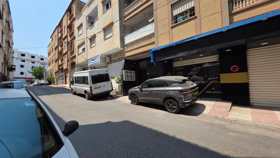 Property building, Neighbourhood, Street view, Location, Parking