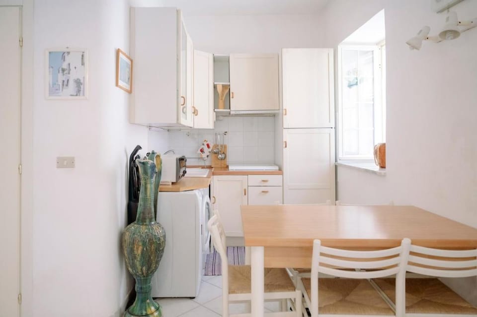 Kitchen or kitchenette, Dining area, stove