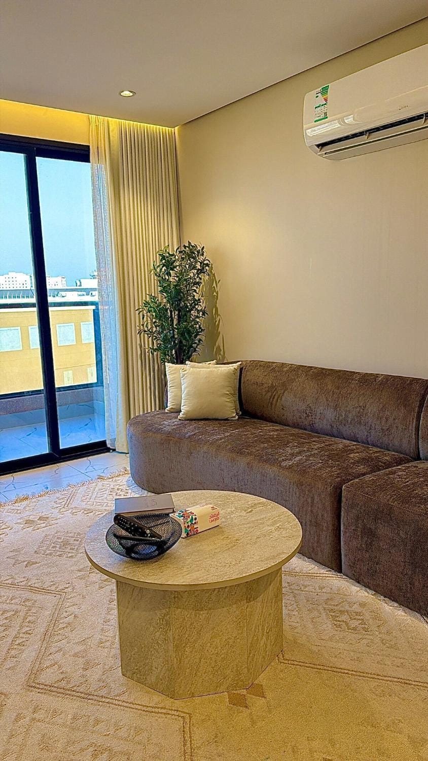 2BR Lake-View65 TV Self Check-in Apartment in Al Khobar