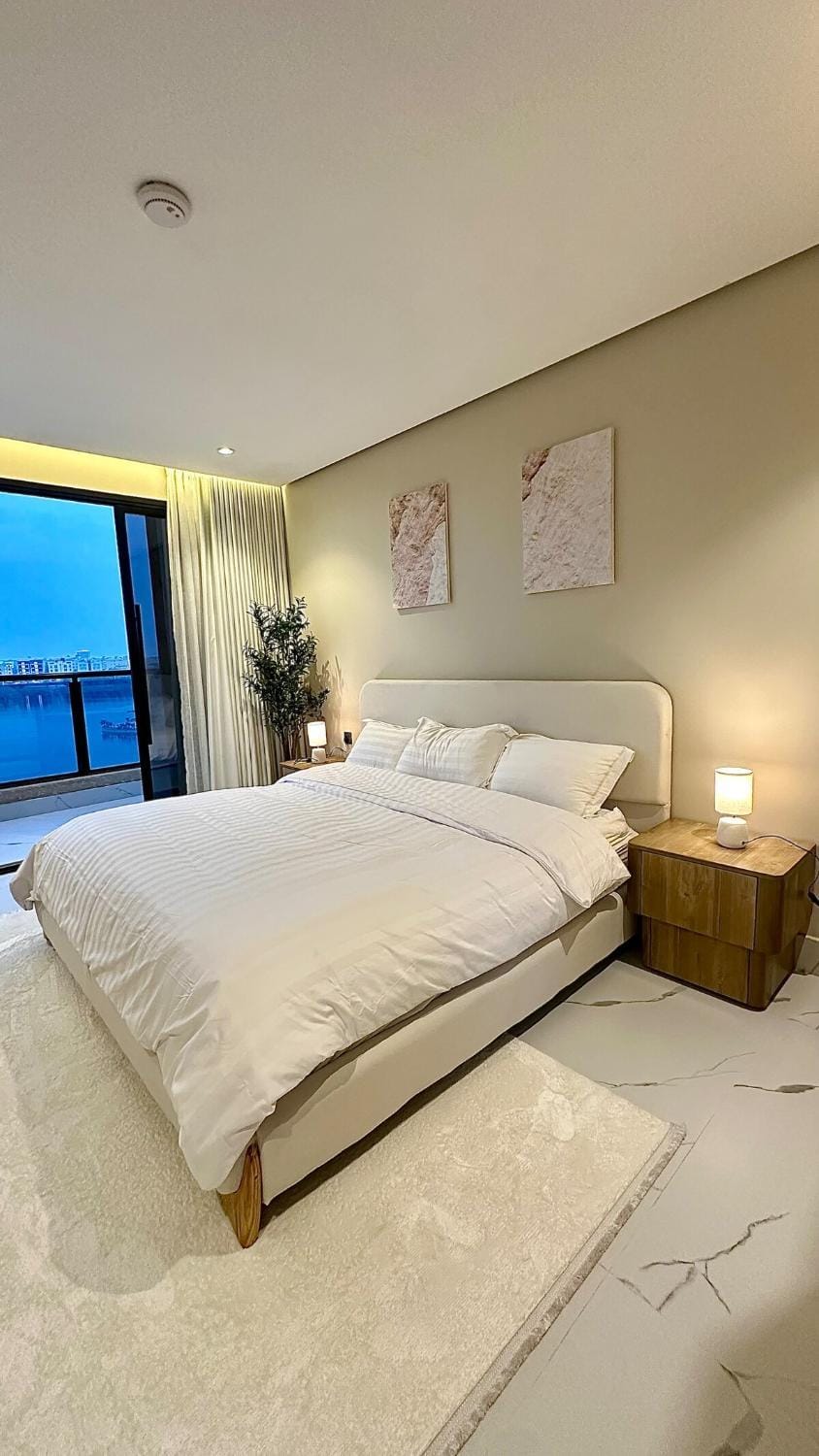 2BR Lake-View65 TV Self Check-in Apartment in Al Khobar