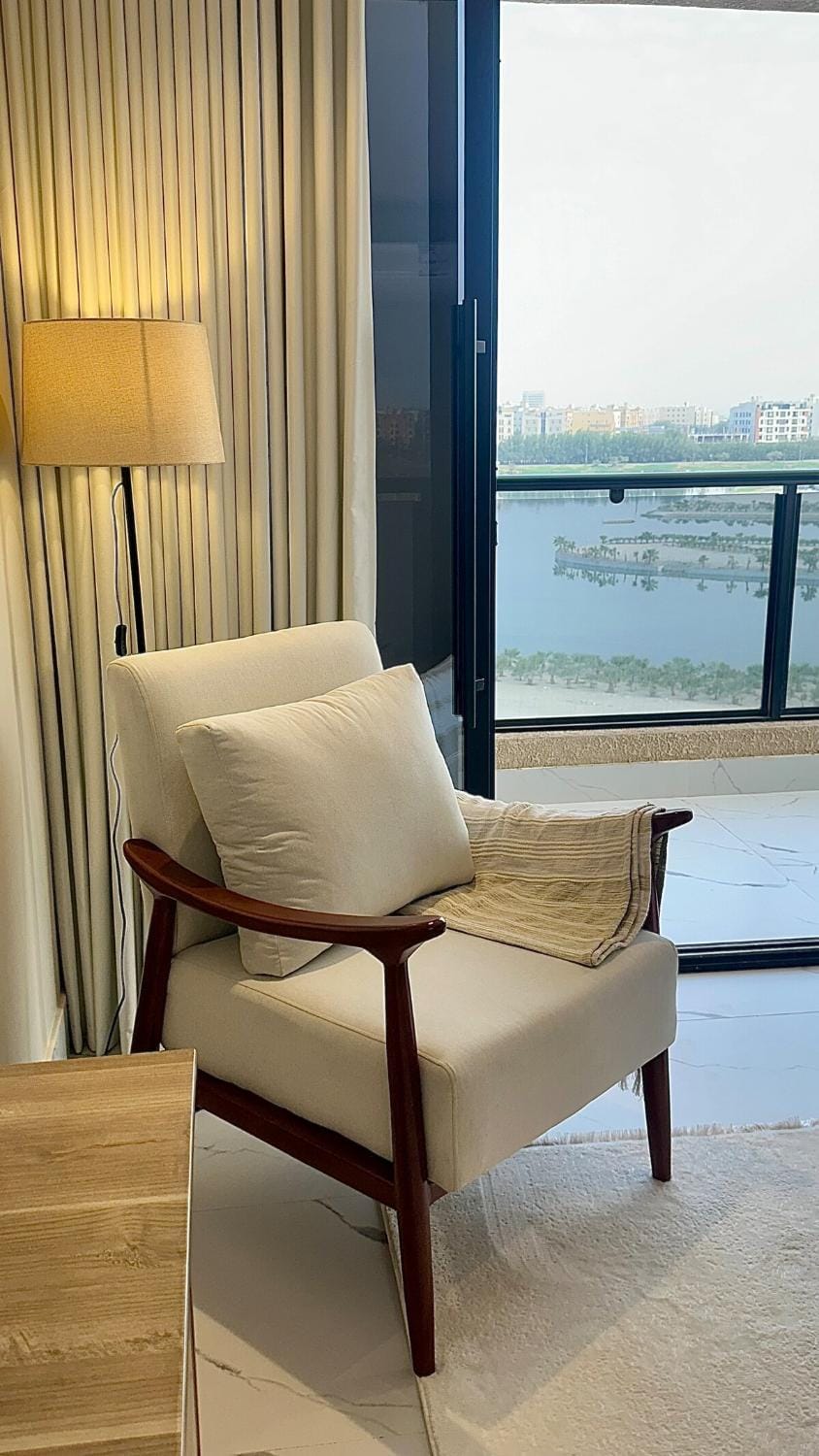 2BR Lake-View65 TV Self Check-in Apartment in Al Khobar