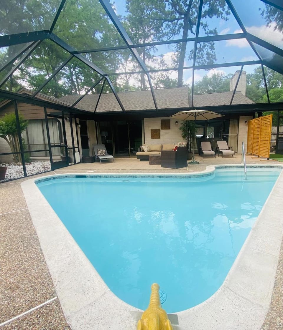 Prime location enclosed screen pool near Market st House in The Woodlands