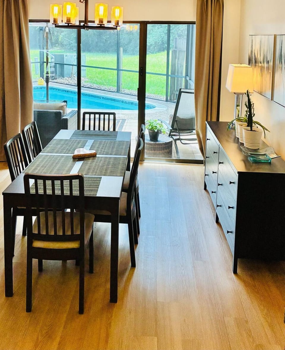 Prime location enclosed screen pool near Market st House in The Woodlands