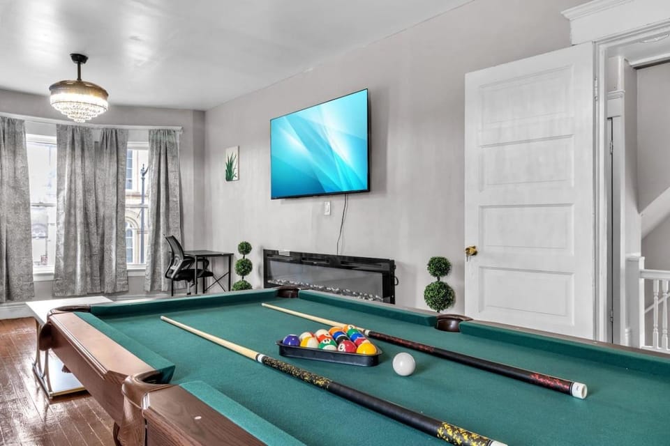 4BR Apt Pool Table Sleeps 9 Buffalo House in Buffalo