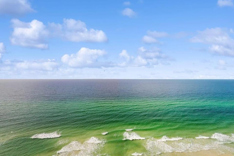 22nd-floor beachfront condo with Gulf views hot tub pools sauna gym balcony House in Panama City Beach
