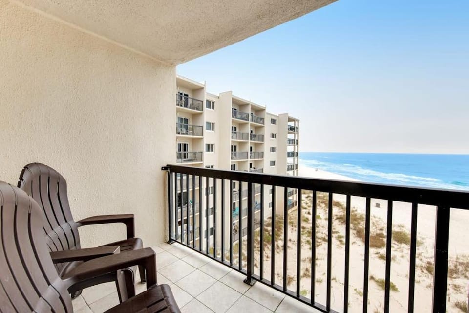 Secluded beach escape with panoramic Gulf view tennis courts balcony & laundry House in Sunnyside