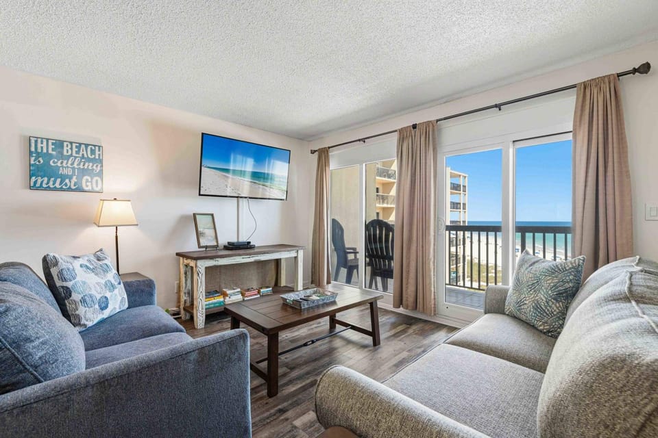 Secluded beach escape with panoramic Gulf view tennis courts balcony & laundry House in Sunnyside
