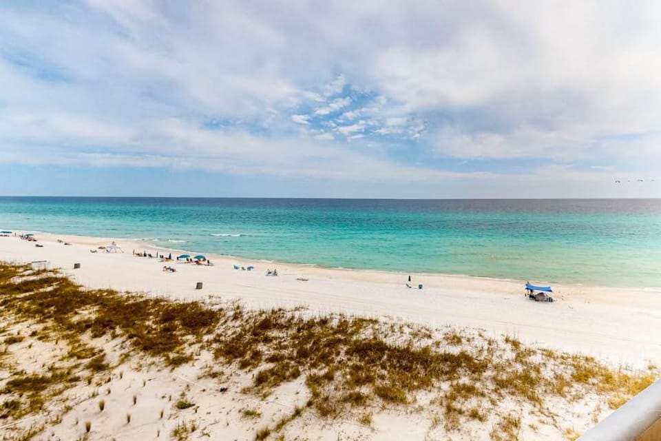 Secluded beach escape with panoramic Gulf view tennis courts balcony & laundry House in Sunnyside
