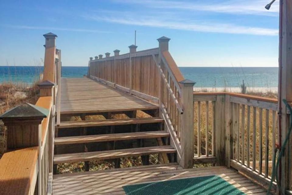 Inviting Gulf front condo In Perdido Key with waterfront pool and hot tub and oceanfront balcony House in Perdido Key