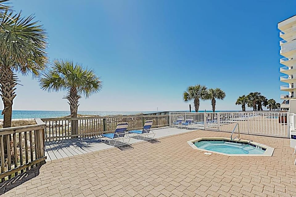 SeaSpray beachfront paradise with 3 pools hot tub marina & tennis House in Ono Island