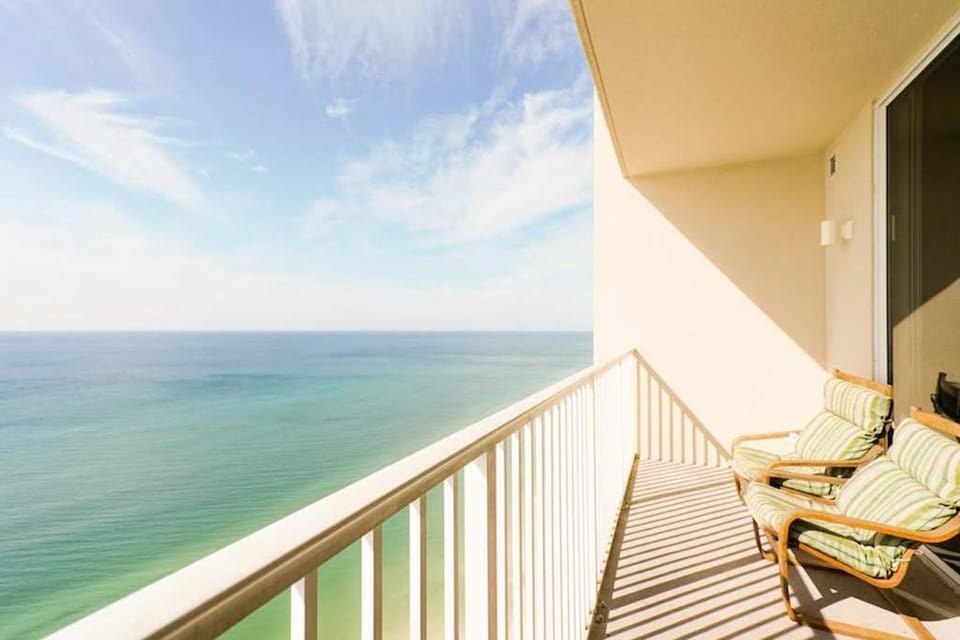 Gulf front condo on the 19th floor with beach service hot tubs & pools House in Panama City Beach