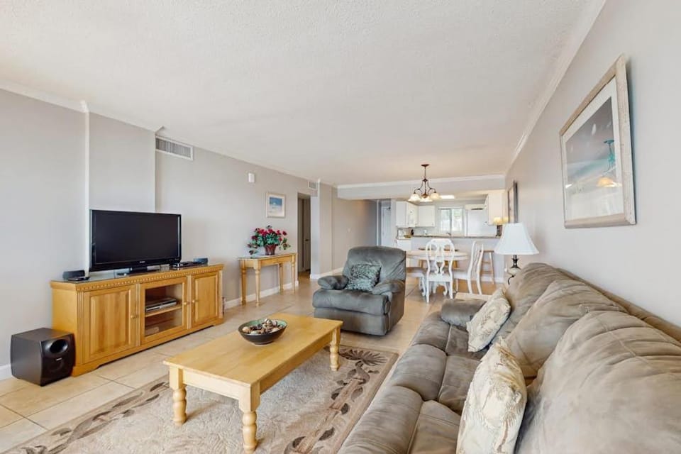 Gorgeous Oceanfront condo with washer dryer Gulf front balcony pool hot tub House in Perdido Key