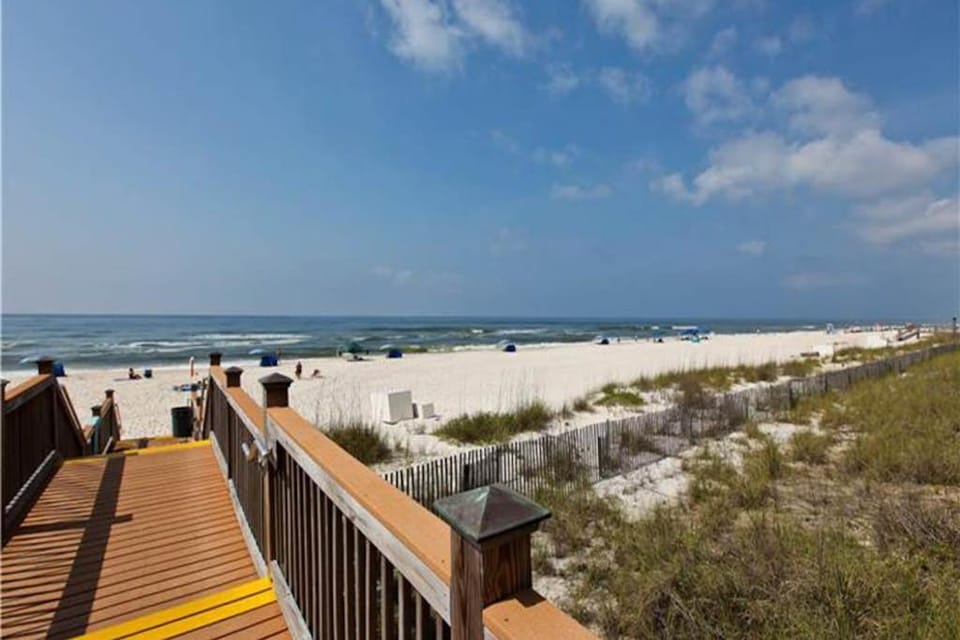 Gorgeous Oceanfront condo with washer dryer Gulf front balcony pool hot tub House in Perdido Key