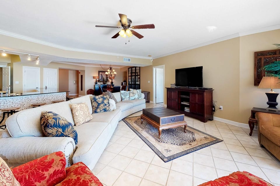Oceanfront Condo with Balcony Free WiFi Shared Pool Gym and Sauna House in Orange Beach
