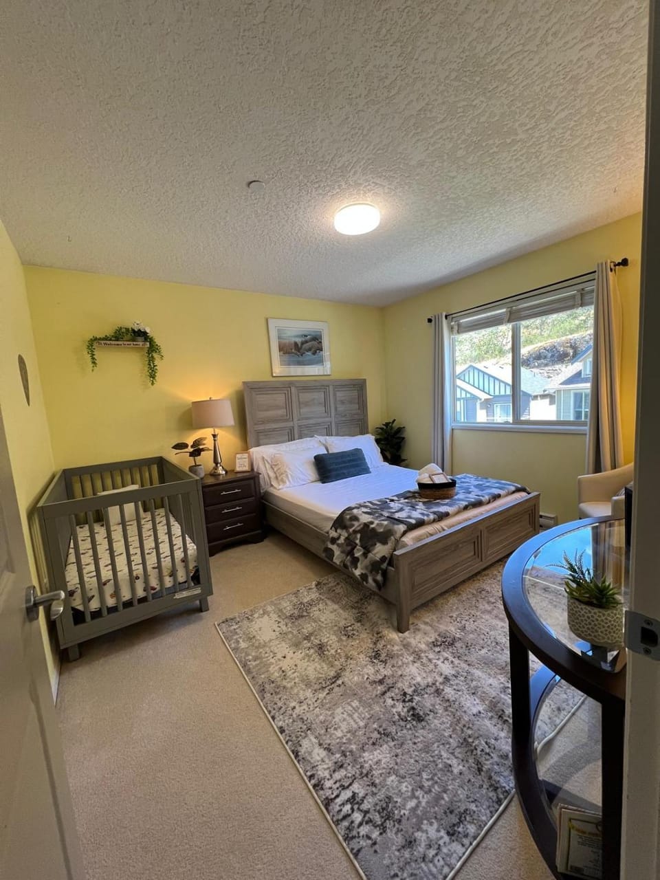 Photo of the whole room, Bedroom, wardrobe