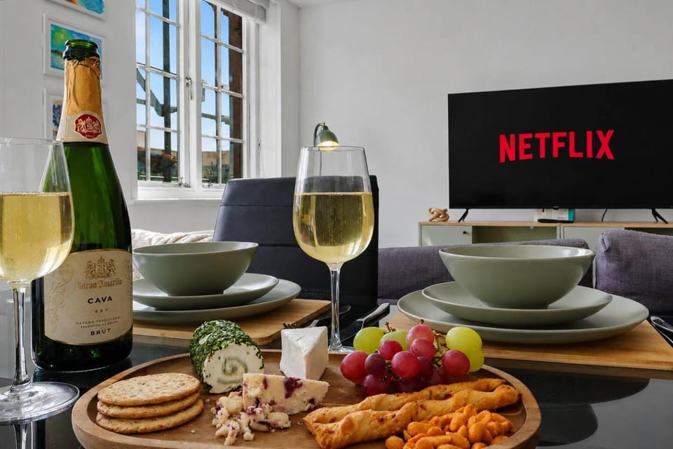 Food close-up, TV and multimedia, Living room, Alcoholic drinks