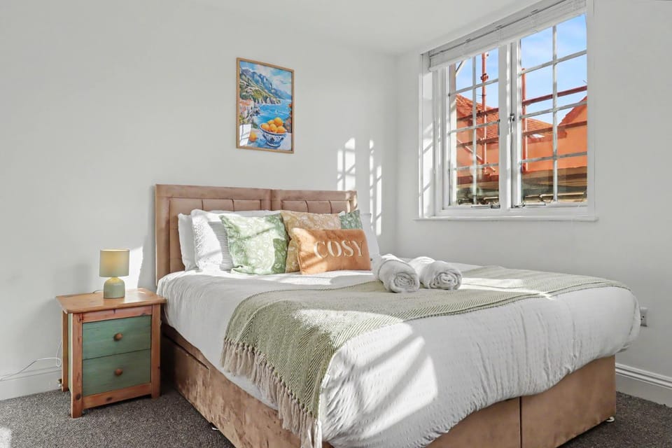 Bed, Photo of the whole room, Decorative detail, Bedroom, towels