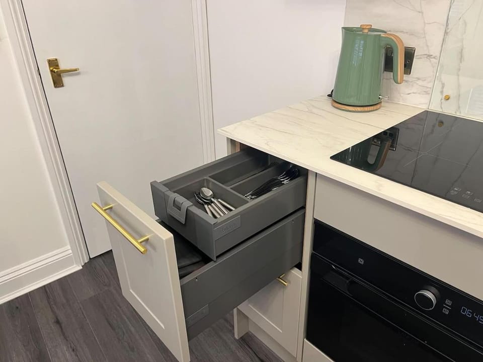 Coffee/tea facilities, Kitchen or kitchenette, stove