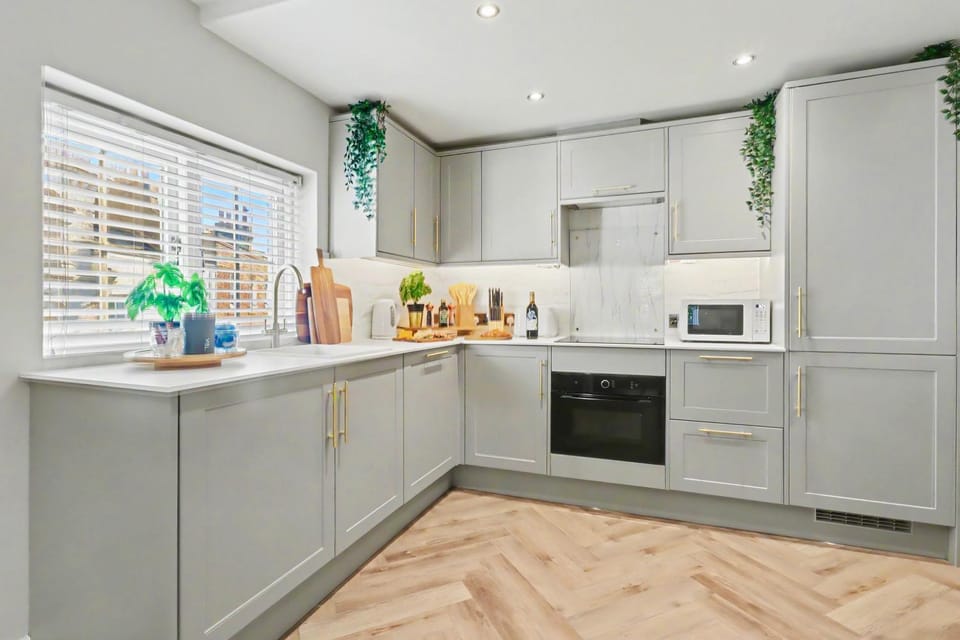 Kitchen or kitchenette, Food, dishwasher, oven, stove, toaster