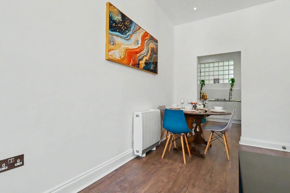 Kitchen or kitchenette, oven