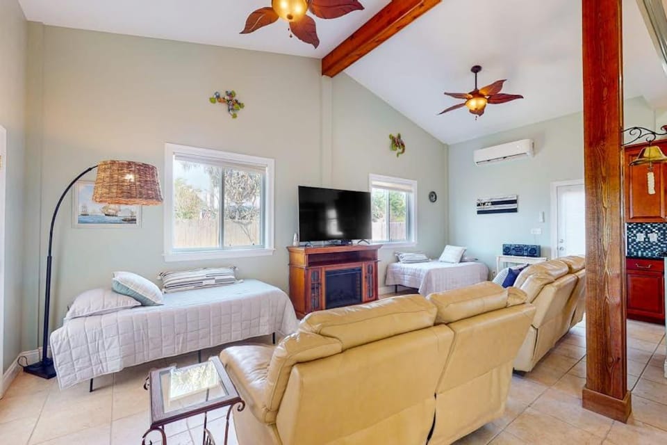 Dog friendly cottage near the beach with patio grill washer dryer partial AC House in Florida