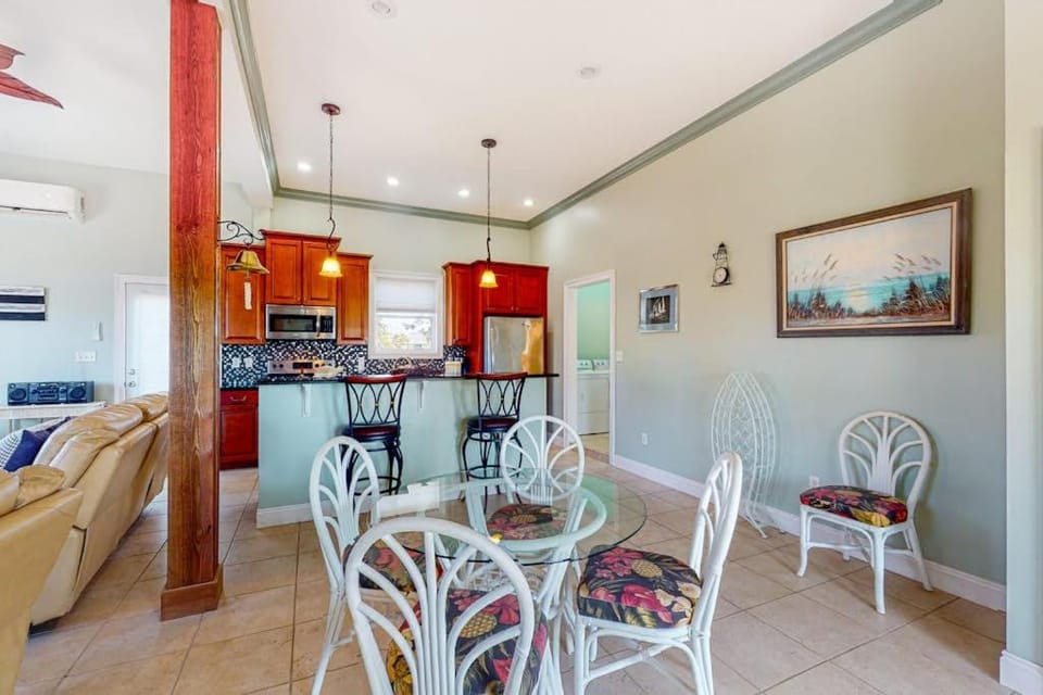 Dog friendly cottage near the beach with patio grill washer dryer partial AC House in Florida