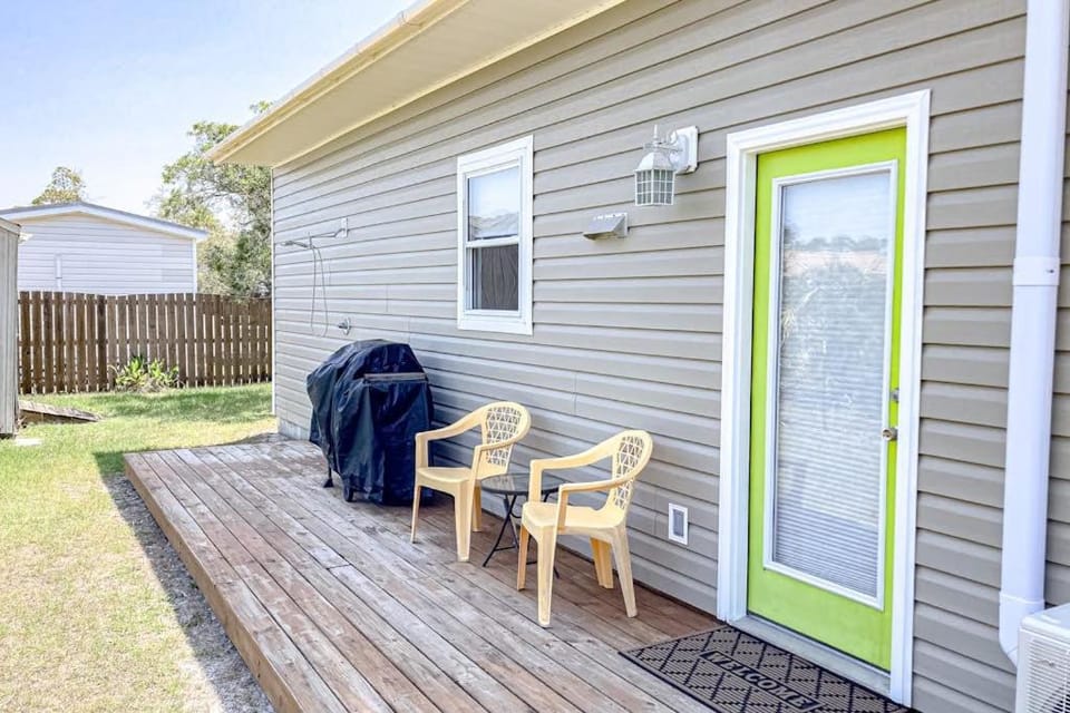 Dog friendly cottage near the beach with patio grill washer dryer partial AC House in Florida