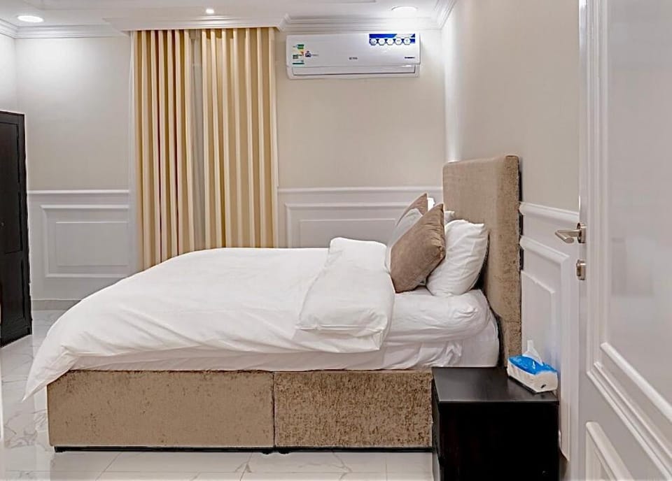 2BR 65 TV Self Check-in Apartment in Al Khobar