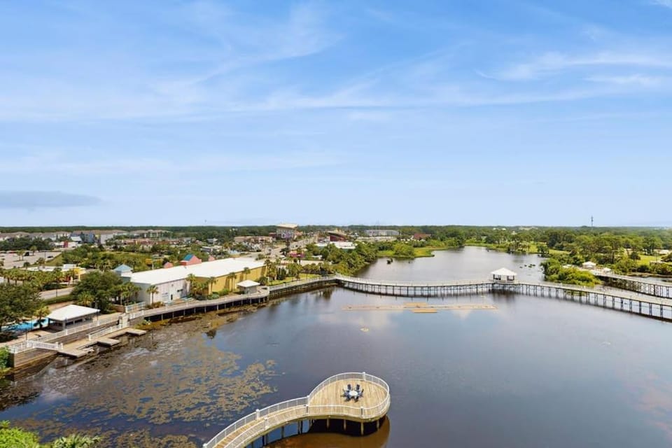 Gorgeous coastal condo with shared pool and private patio House in Long Beach