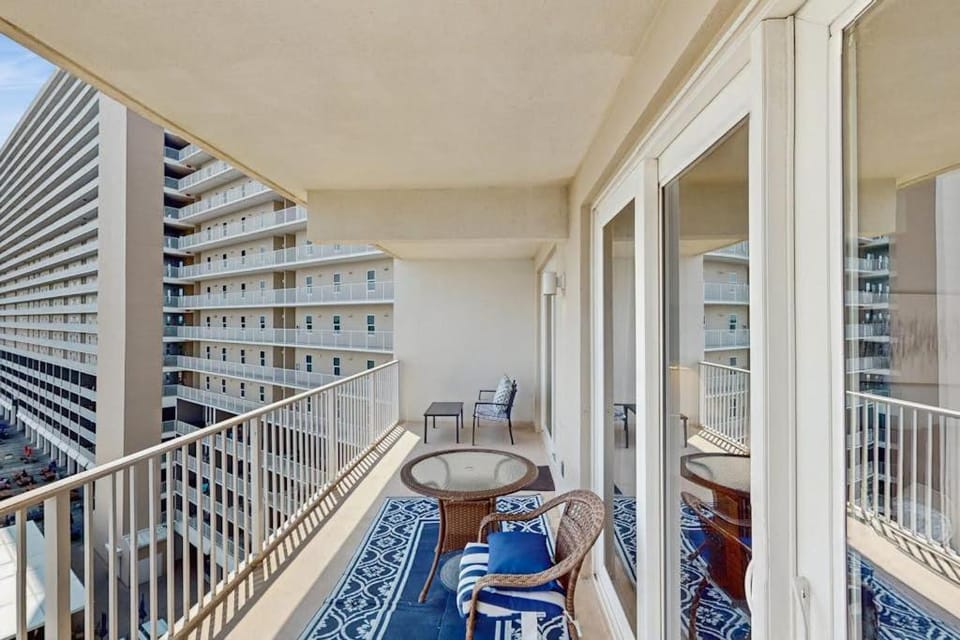 Gorgeous coastal condo with shared pool and private patio House in Long Beach