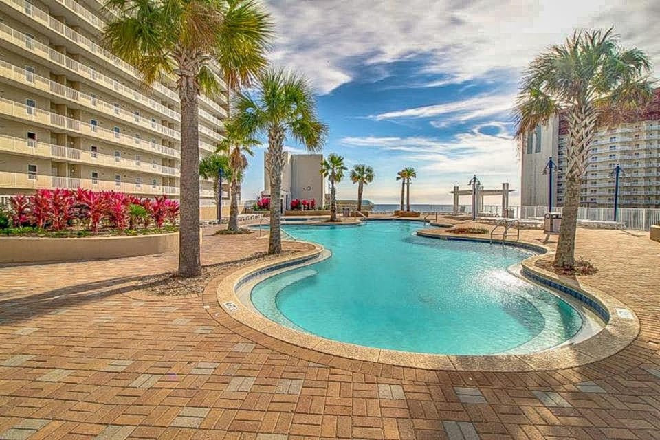Gorgeous coastal condo with shared pool and private patio House in Long Beach