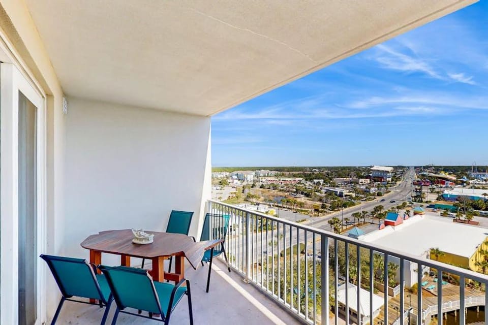 Beachview Condo with full kitchen shared pool and beach access House in Panama City Beach