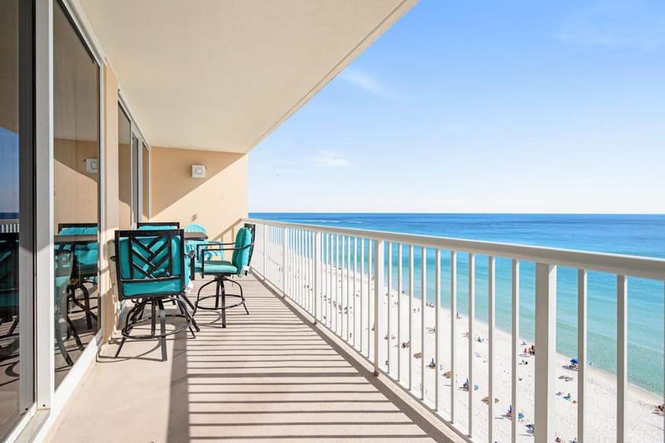 Beachfront condo on 10th floor with 4 shared pools hot tub tennis - great views House in Long Beach