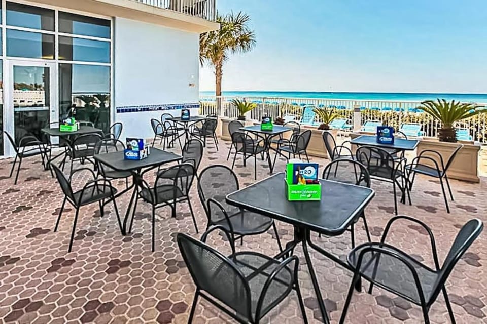 Beachfront condo on 10th floor with 4 shared pools hot tub tennis - great views House in Long Beach