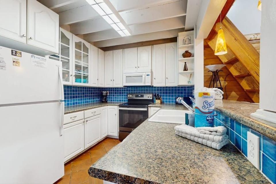 Cozy coastal condo with loft shared pool and beach access House in Saint George Island