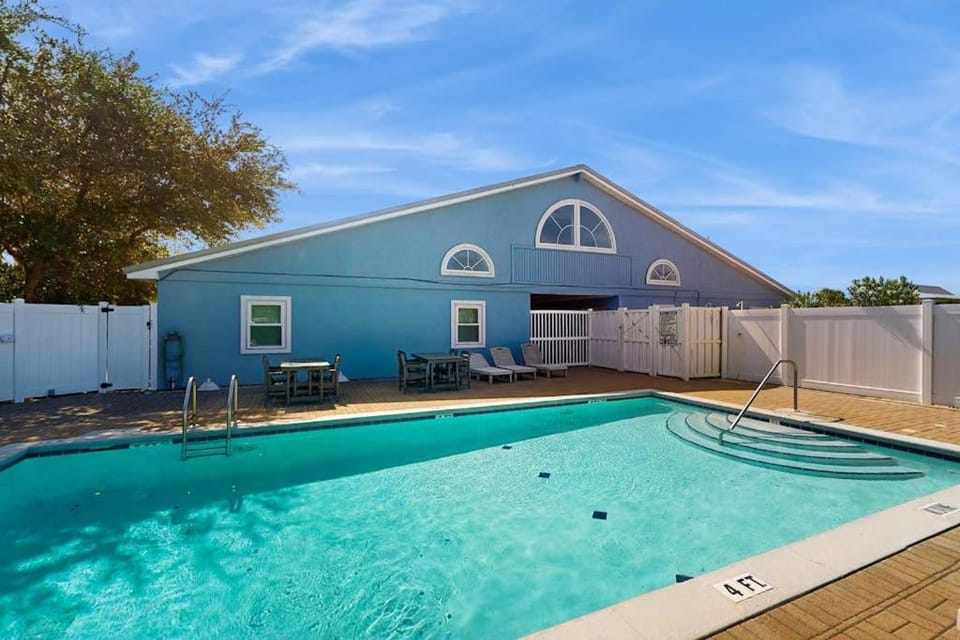 Cozy coastal condo with loft shared pool and beach access House in Saint George Island