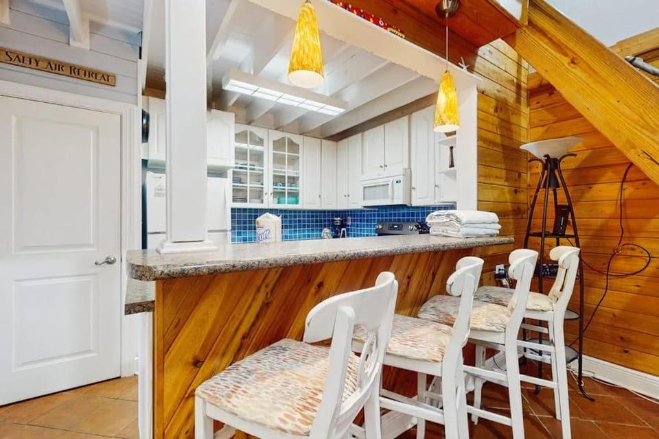 Cozy coastal condo with loft shared pool and beach access House in Saint George Island