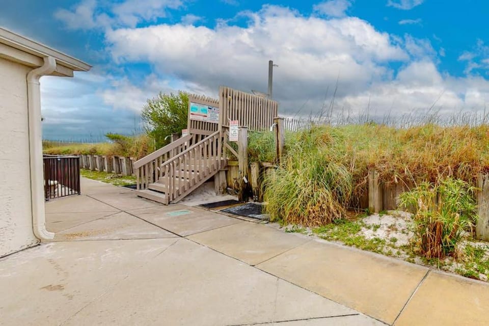 Charming dog friendly condo with a pool tennis beach access plus washer and dryer House in Lower Grand Lagoon